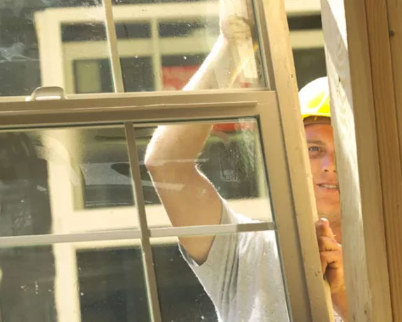 Asegunrando ventana de madera