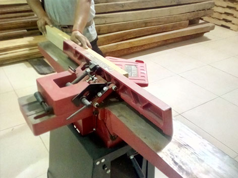 Carpintero cortando madera working wooden pallet