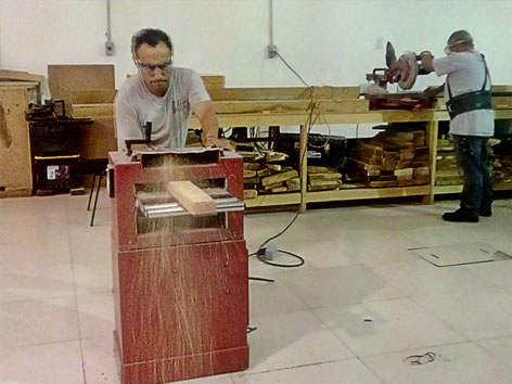 armando tarimas working wooden pallet